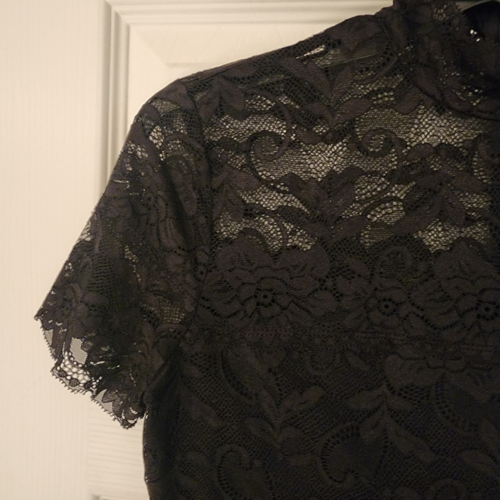 GUESS Women's Black Lace Mock Neck Short Sleeve Blouse Size Small - Picture 6 of 10